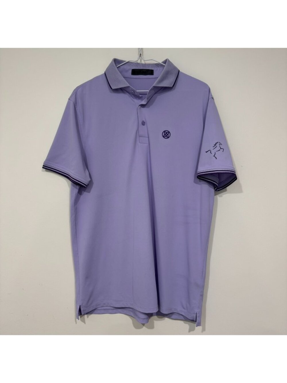 G/FORE Short Sleeve Golf Performance Polo Size M Violet Magna Golf Club Logo